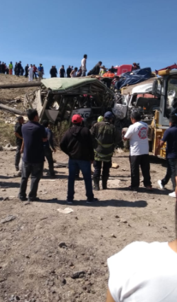 Choca camionero con autobús de pasajeros, hay lesionados
